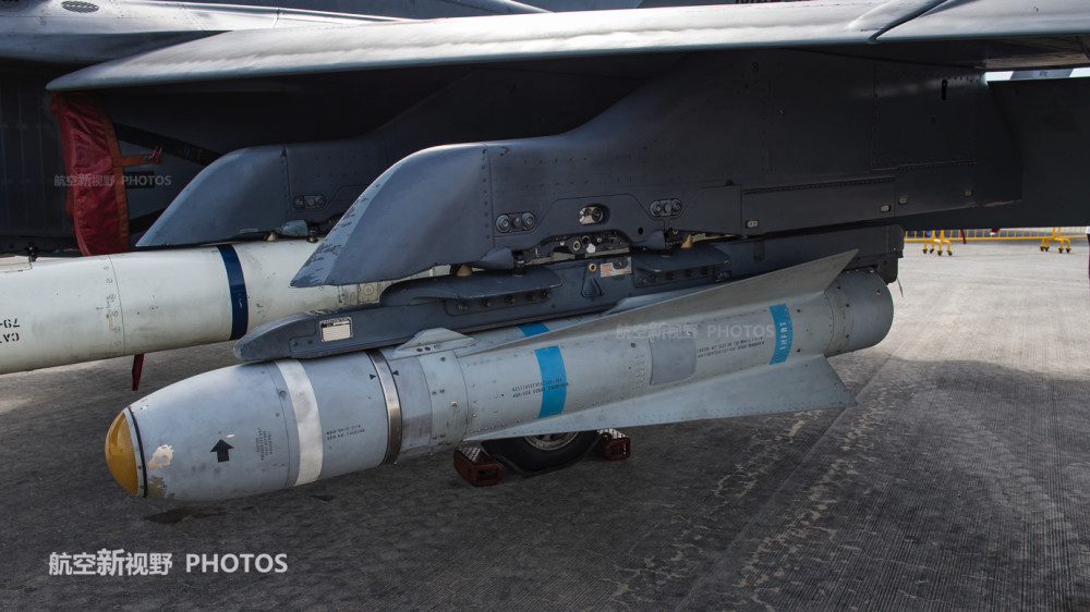 空军f/a-18d大黄蜂战斗机机翼下还挂载了一枚agm-65小牛空对地导弹