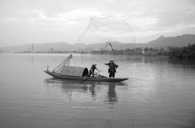 漁夫撒網捕魚