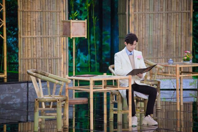 肖战|肖战依然是顶级流量？代言产品上线后秒没，穿的衣服也卖到下架