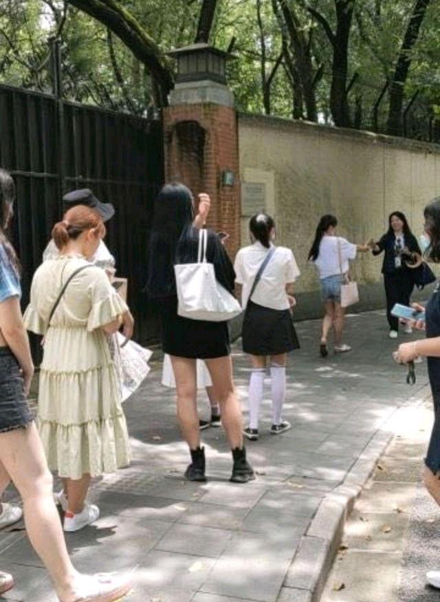 肖战|肖战依然是顶级流量？代言产品上线后秒没，穿的衣服也卖到下架