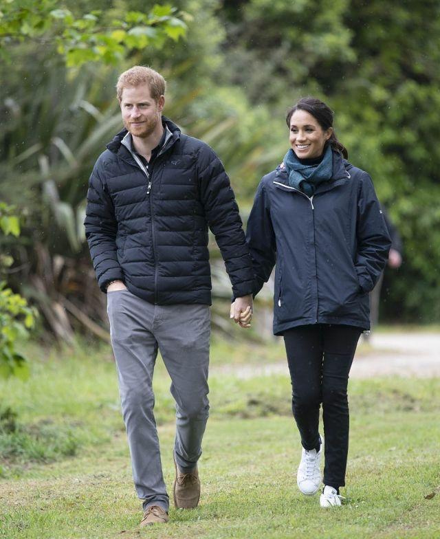 哈里王子|一见钟情，哈里王子决定娶梅根为妻子，竟因梅根到树林小解