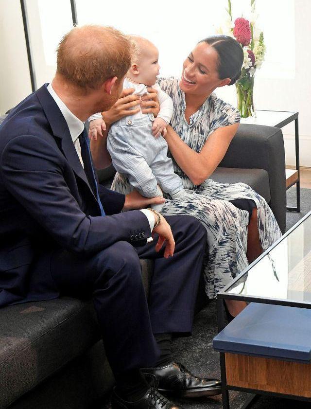 哈里王子|一见钟情，哈里王子决定娶梅根为妻子，竟因梅根到树林小解