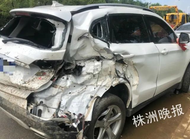 被撞的白色越野车（记者刘玺 摄）