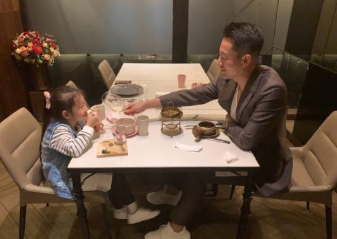 汪小菲|汪小菲深夜表白大S，赞美对方十年前美貌，发文反问“何以相报”