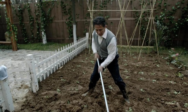 高育良要和侯亮平对峙前,他就在自家的花园里面拼了命在锄地,而且额头