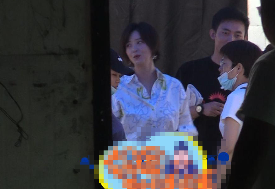 蒋欣|又胖了！蒋欣拍戏现场嘴吃不停，背影壮实目测体重至少140斤