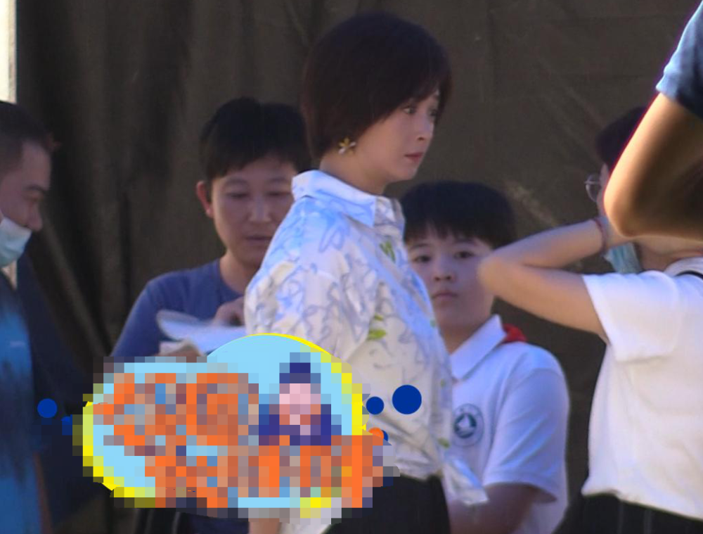 蒋欣|又胖了！蒋欣拍戏现场嘴吃不停，背影壮实目测体重至少140斤