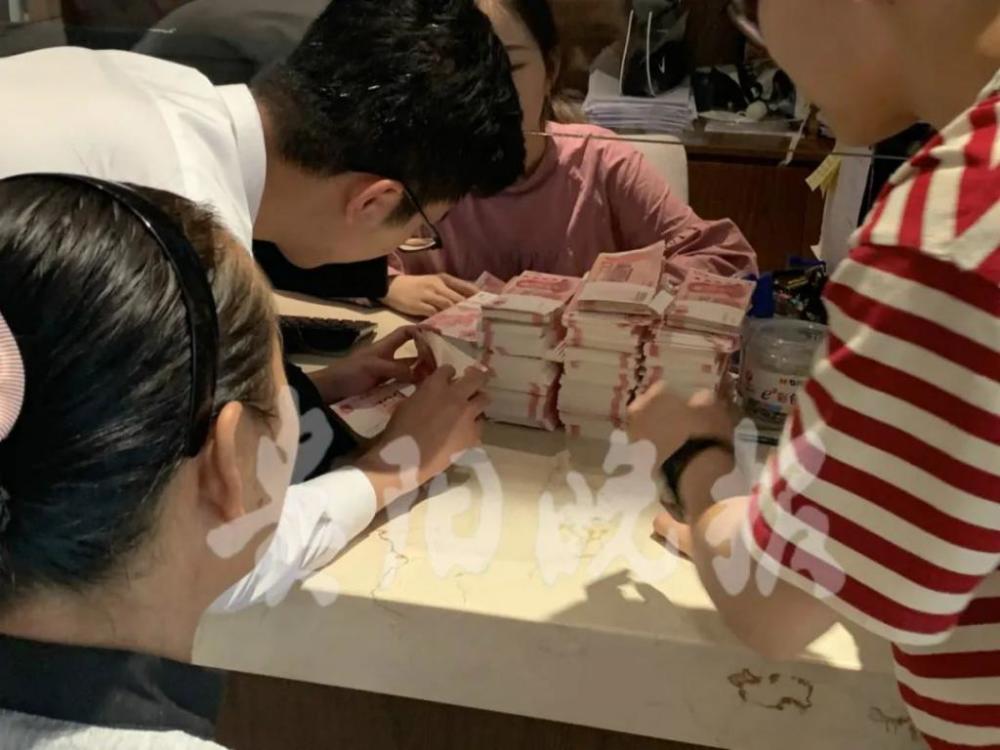 贵阳保洁阿姨拎65万现金全款买房售楼部懵了