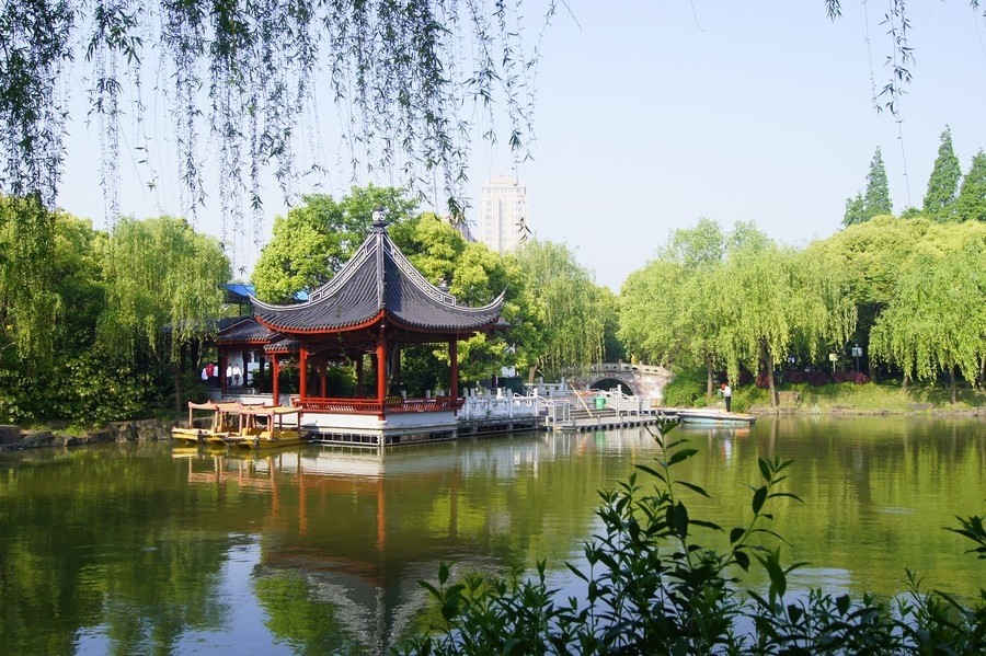 這個地方是上海市新修建的一個公園,位於上海市奉賢區南橋鎮的古華園