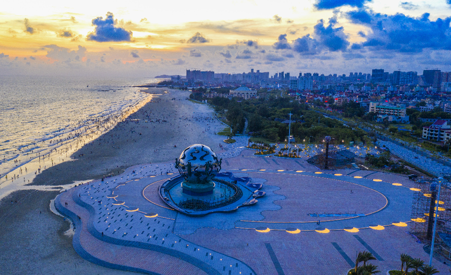 提升改造后的银滩"潮"雕广场.图源北海旅游团