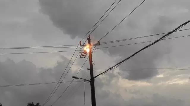 避雷器|高压线被雷击中有多危险？