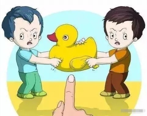 两幼童争抢玩具一幼童公务员父亲把对方打得皮开肉绽