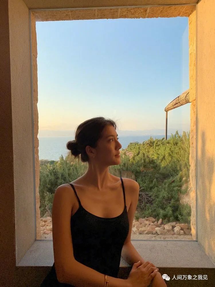 吴千语|吴千语晒美照侧颜精致，穿吊带装肤色健康长腿纤细，我要说说她