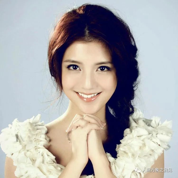 吴千语|吴千语晒美照侧颜精致，穿吊带装肤色健康长腿纤细，我要说说她