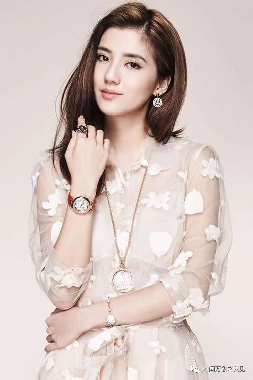 吴千语|吴千语晒美照侧颜精致，穿吊带装肤色健康长腿纤细，我要说说她