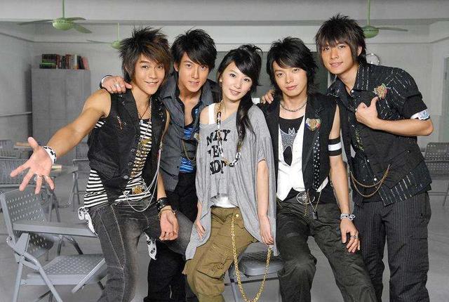 s.h.e|回顾港台偶像团体，S.H.E火了20年，飞轮海却撕到飞起！