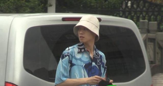 魏大勋|杨幂魏大勋大清早在横店被拍，两人前后走出住所，戴情侣帽疑同居