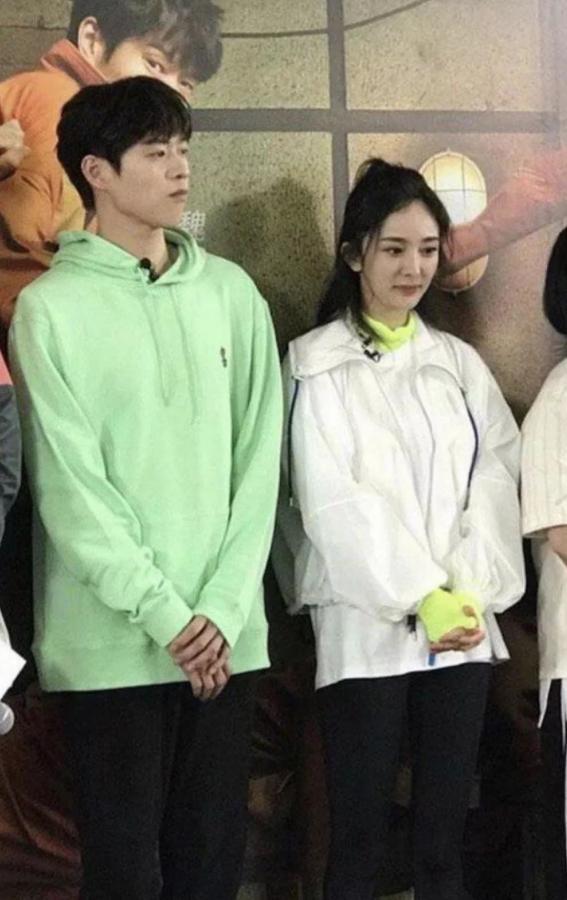 魏大勋|杨幂魏大勋大清早在横店被拍，两人前后走出住所，戴情侣帽疑同居