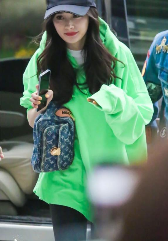 魏大勋|杨幂魏大勋大清早在横店被拍，两人前后走出住所，戴情侣帽疑同居