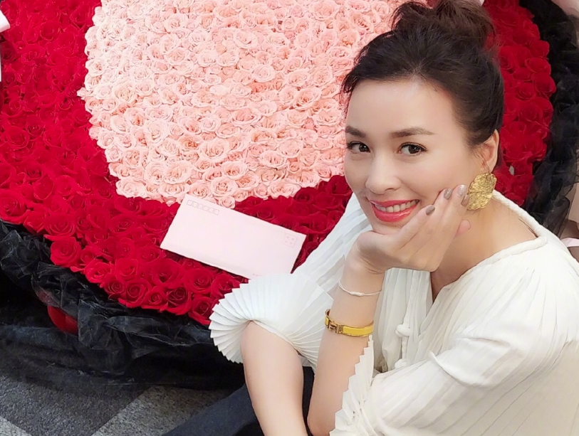 张庭|50岁张庭视频中向老公撒娇，2人加起来超100岁，却甜蜜不输小情侣