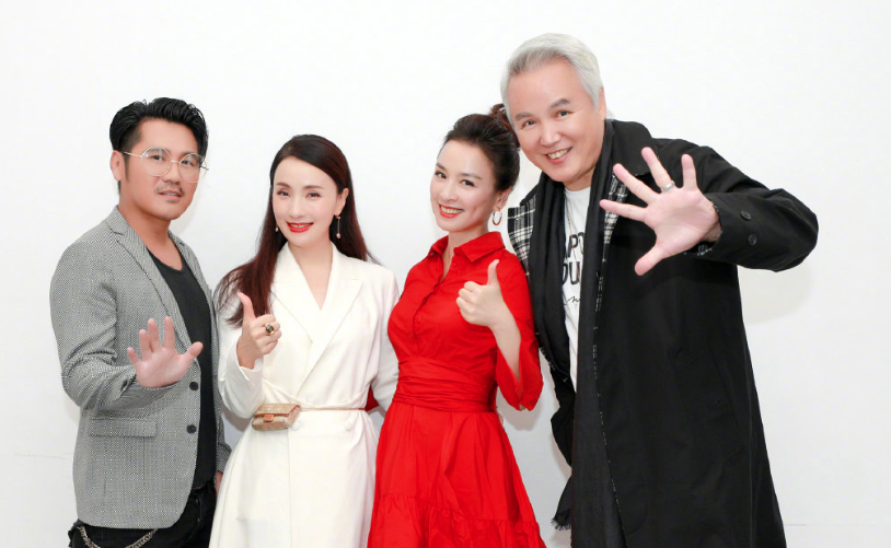 张庭|50岁张庭视频中向老公撒娇，2人加起来超100岁，却甜蜜不输小情侣