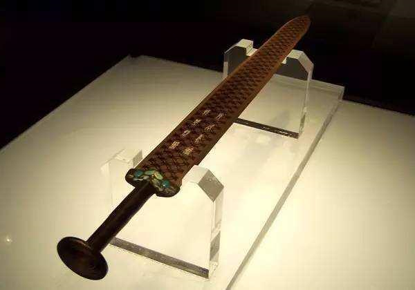 武士剑|传奇的六大名剑：一把来自中国2000年不生锈，一把深插硬石拔不出