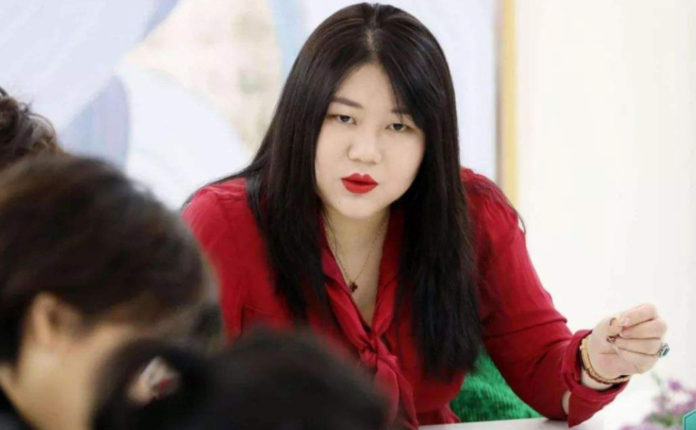 杨天真|杨天真晒躺在病床上照片，回应“为工作牺牲身体”：不建议模仿