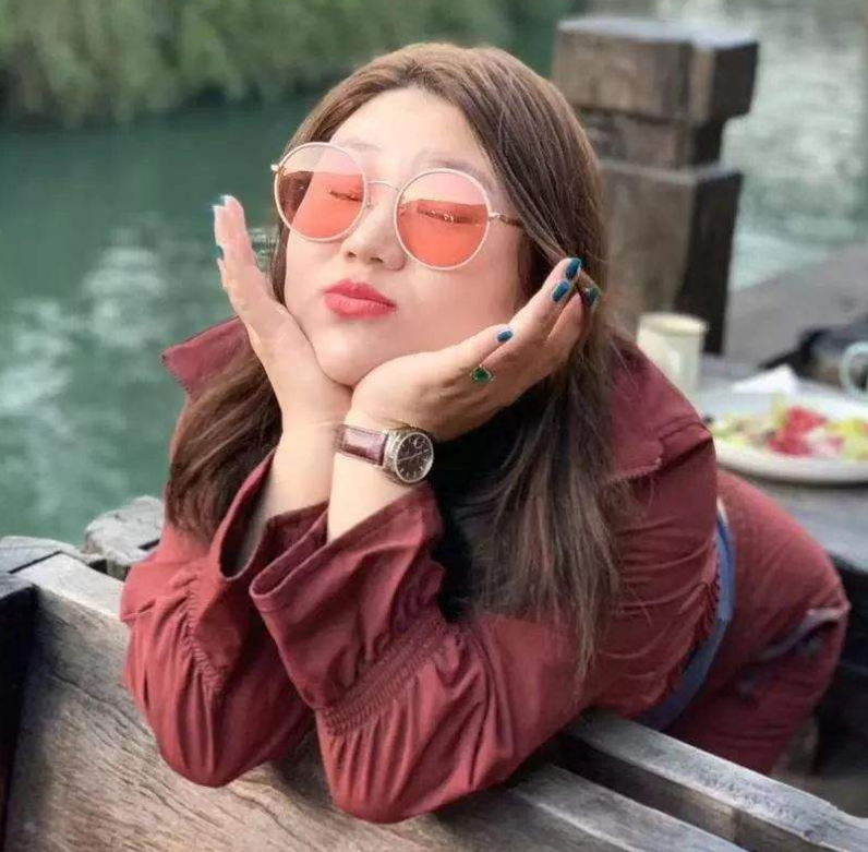 杨天真|杨天真晒躺在病床上照片，回应“为工作牺牲身体”：不建议模仿