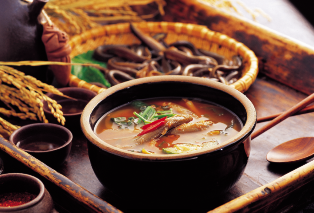 3)泥鳅汤3,水开后转小火,放适量盐和一勺料酒,慢炖两个小时后放葱,出