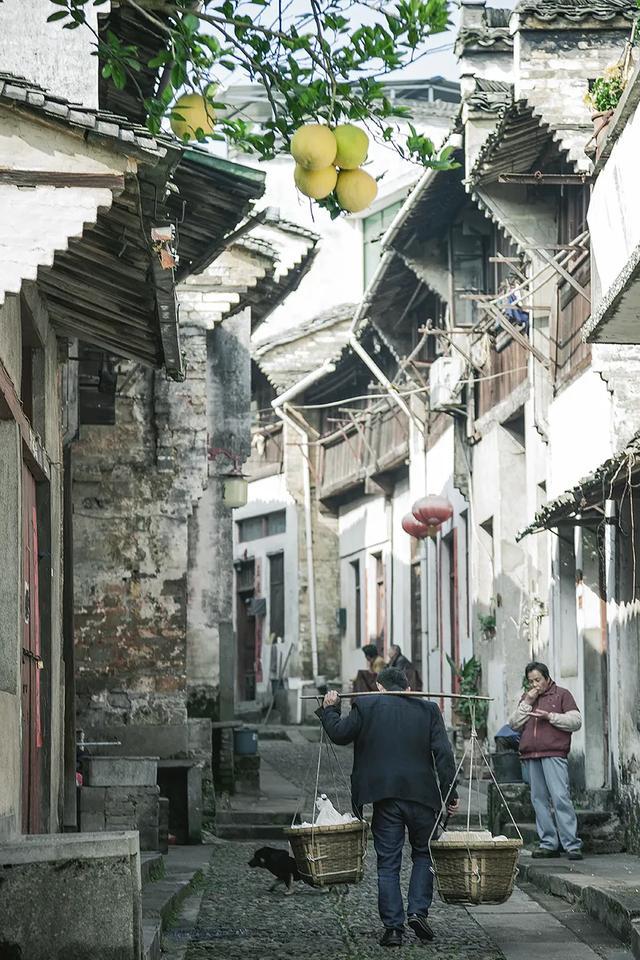 歙县渔梁老街,徽商外出经商往返的必经之路,被称为"徽商之源".