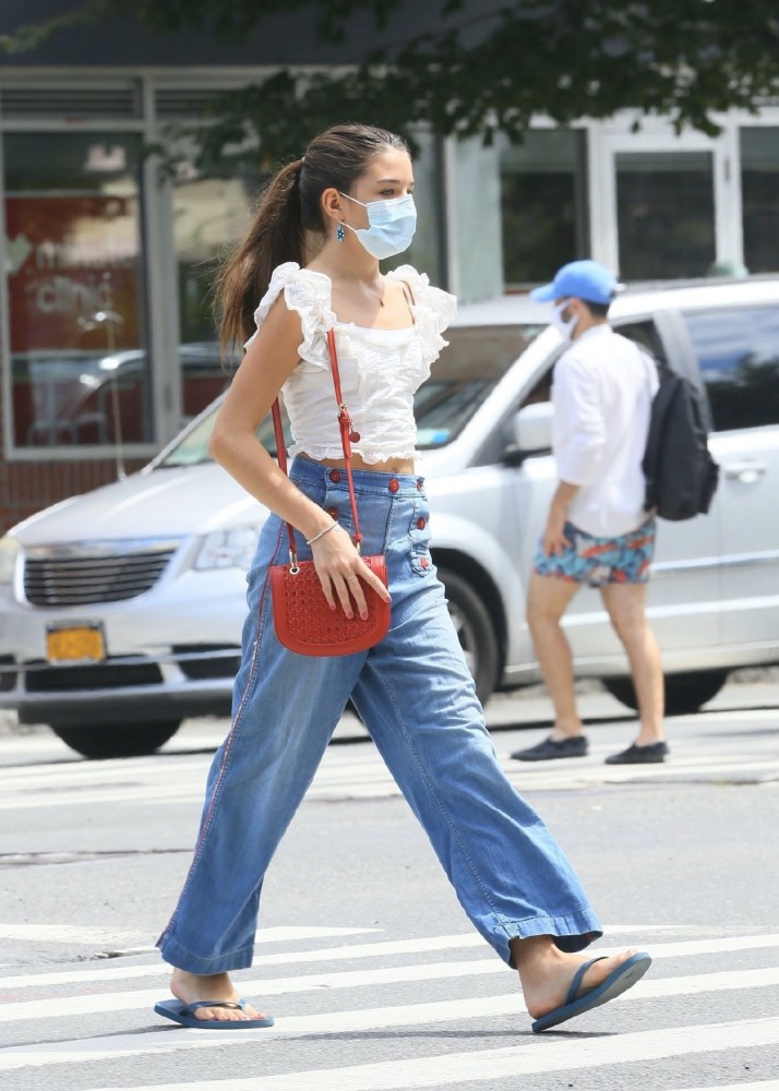 也完全是变换了一种风格,很少女的感觉,照片中的小苏瑞穿搭就很漂亮