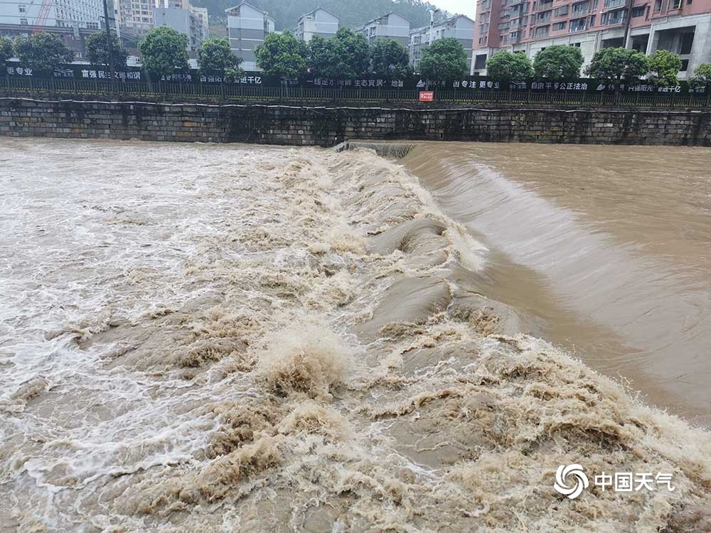 四川宜宾遭遇暴雨侵袭 河水上涨农田被淹
