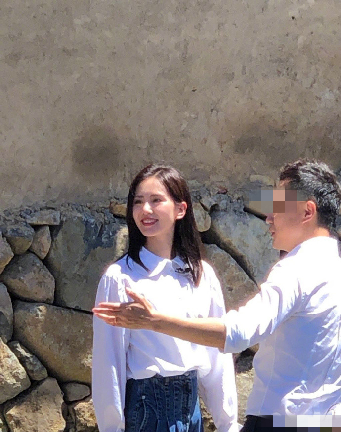 刘诗诗|刘诗诗活动生图，白衬衫牛仔裤清新可人，被怼脸拍颜值依旧耐打