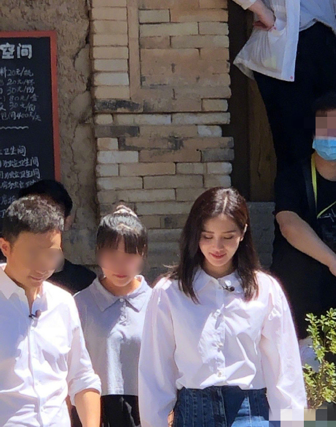 刘诗诗|刘诗诗活动生图，白衬衫牛仔裤清新可人，被怼脸拍颜值依旧耐打