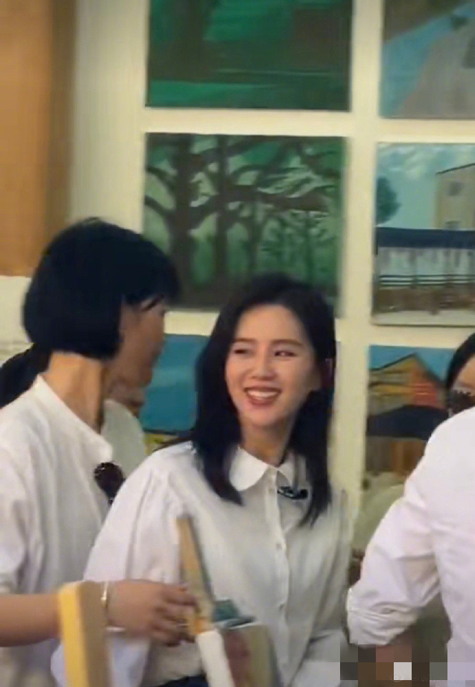 刘诗诗|刘诗诗活动生图，白衬衫牛仔裤清新可人，被怼脸拍颜值依旧耐打