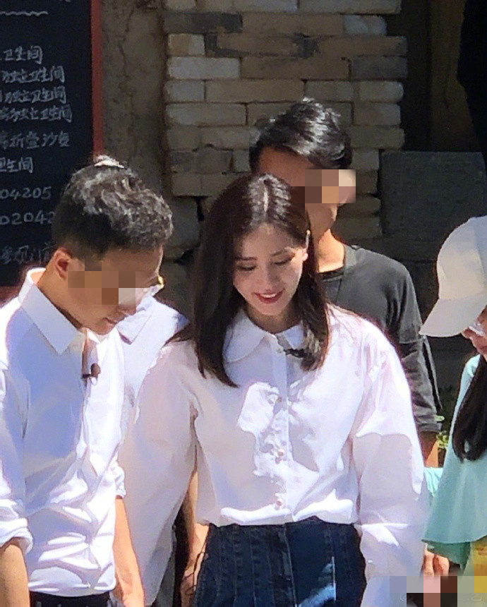 刘诗诗|刘诗诗活动生图，白衬衫牛仔裤清新可人，被怼脸拍颜值依旧耐打