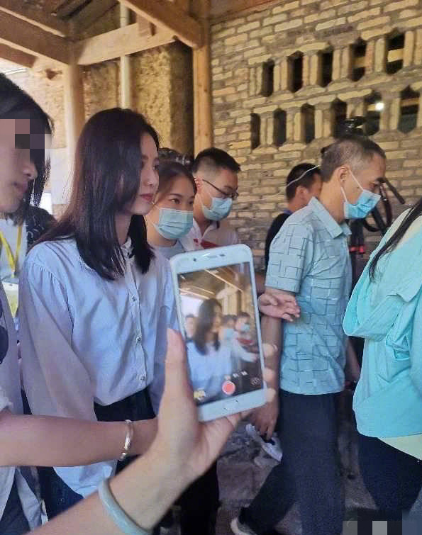 刘诗诗|刘诗诗活动生图，白衬衫牛仔裤清新可人，被怼脸拍颜值依旧耐打