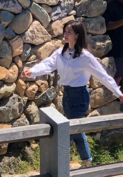 刘诗诗|刘诗诗活动生图，白衬衫牛仔裤清新可人，被怼脸拍颜值依旧耐打