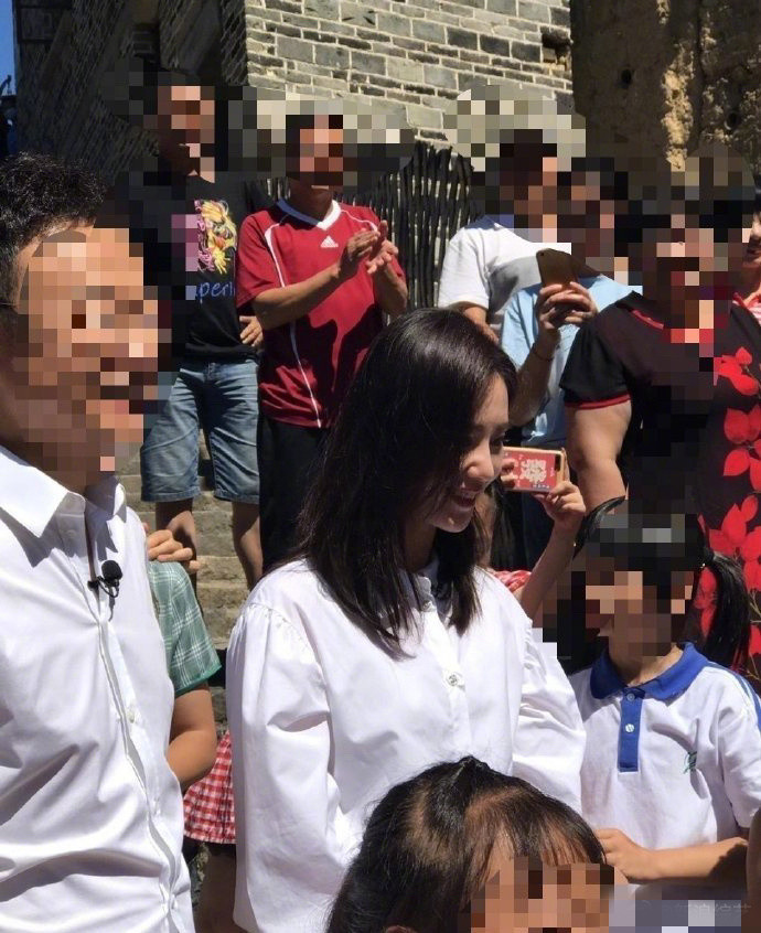 刘诗诗|刘诗诗活动生图，白衬衫牛仔裤清新可人，被怼脸拍颜值依旧耐打