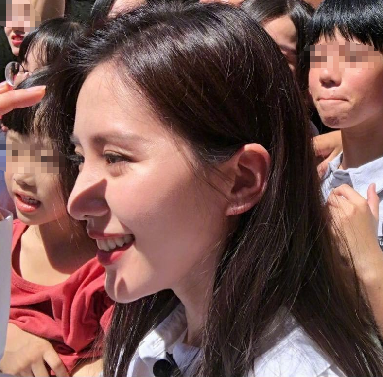 刘诗诗|刘诗诗活动生图，白衬衫牛仔裤清新可人，被怼脸拍颜值依旧耐打