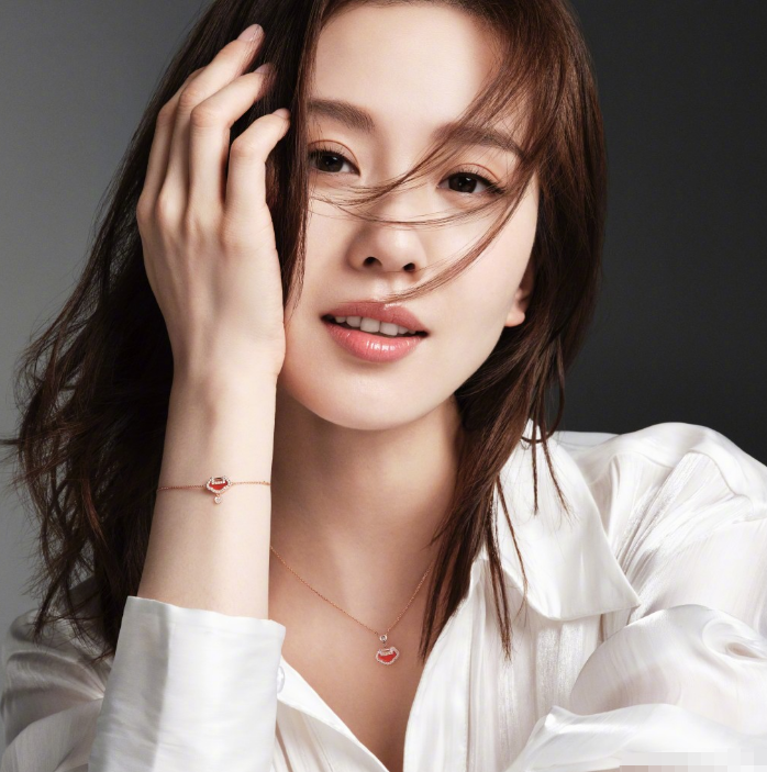 刘诗诗|刘诗诗活动生图，白衬衫牛仔裤清新可人，被怼脸拍颜值依旧耐打