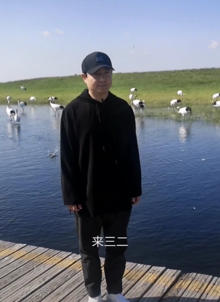 沈腾|偶遇沈腾湖边看丹顶鹤，身材发福像老头，网友：以为是于谦