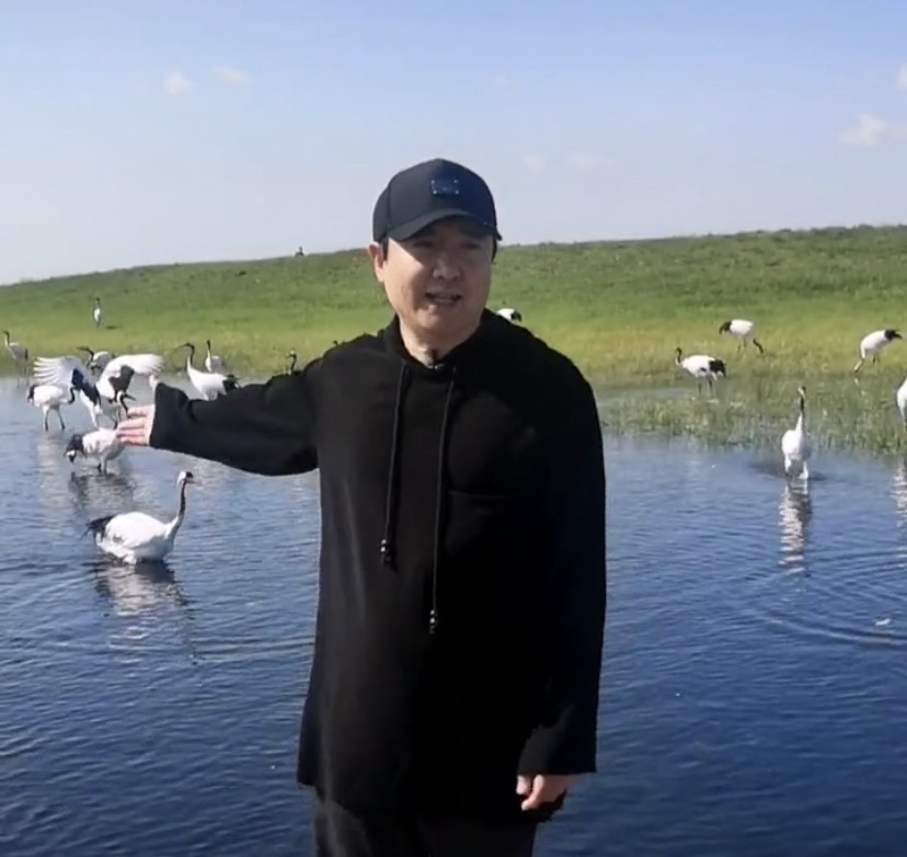 沈腾|偶遇沈腾湖边看丹顶鹤，身材发福像老头，网友：以为是于谦