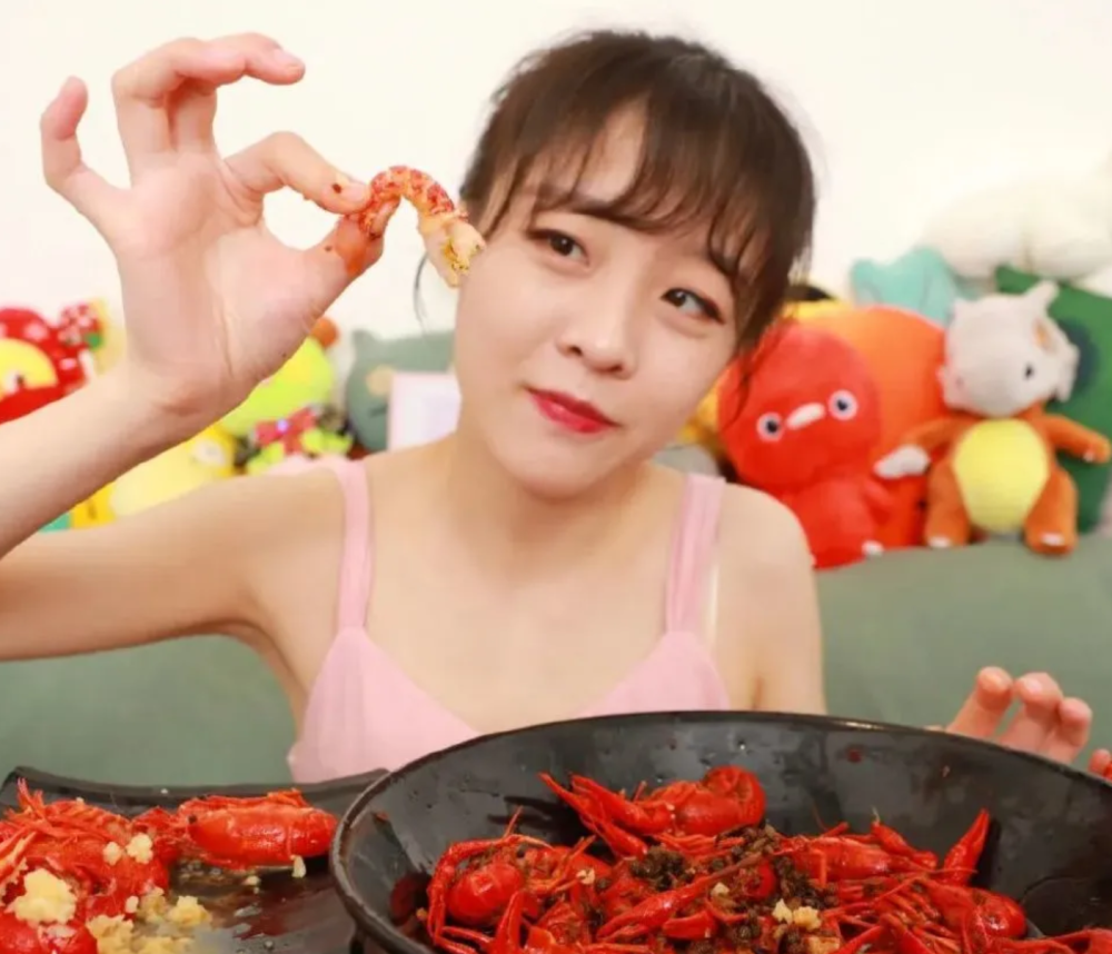 图注:吃播@大胃mini曾被曝催吐,催吐已经是吃播行业内的"潜规则"