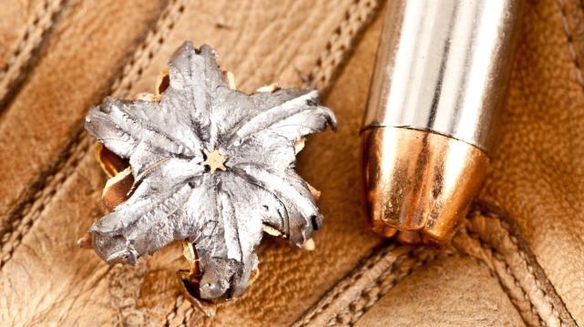 弱化版达姆弹美国新推出的自卫型霰弹弹丸只有9枚但能打出18个伤口