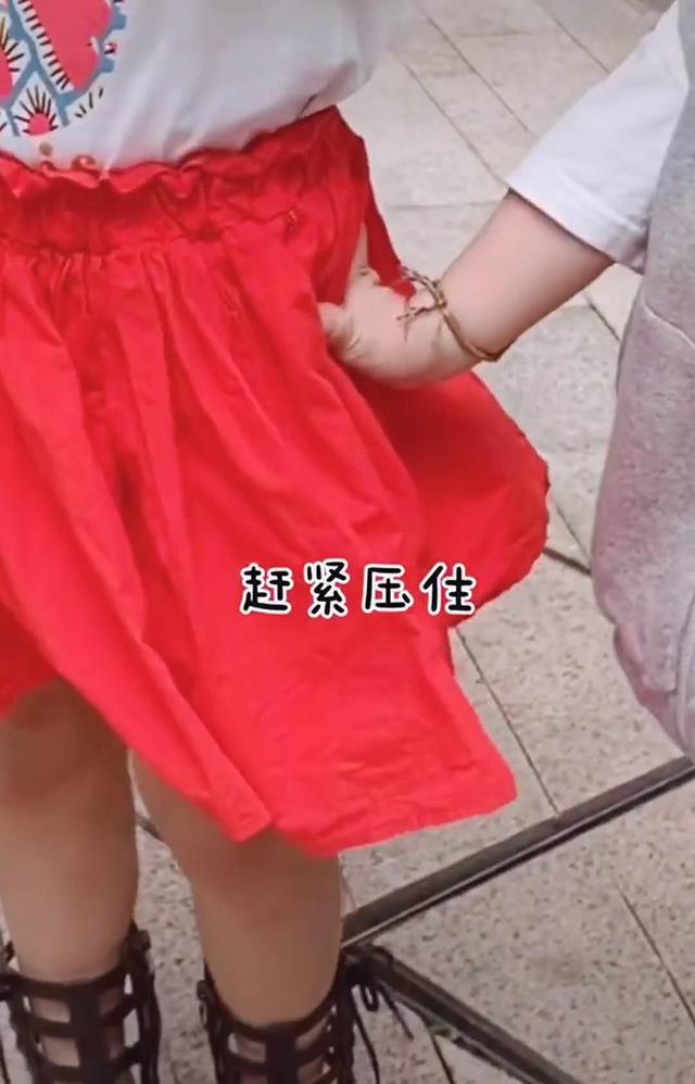 姐弟俩逛街,姐姐的裙子突然被风吹起,弟弟举动太暖心,网友:好可爱