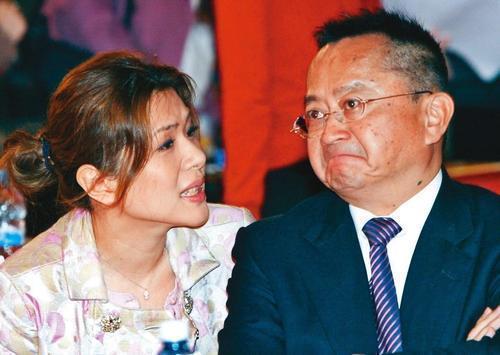 张清芳|54岁歌后张清芳离婚后首现身，重获自由心情佳，被曝拿16亿赡养费