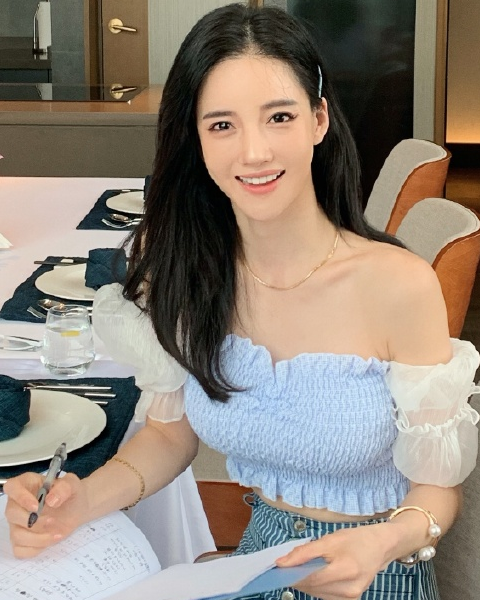 潘南奎失去热度后,穿旗袍亮相博粉丝眼球,很有"军阀太太"范