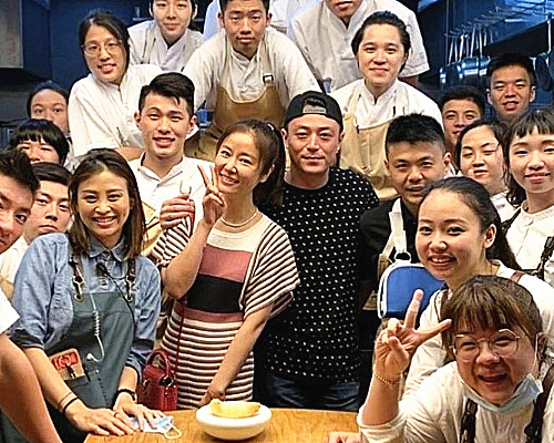 林心如结婚四周年纪念日 与霍建华餐厅庆祝 捂脸靠肩宛如少女 腾讯新闻