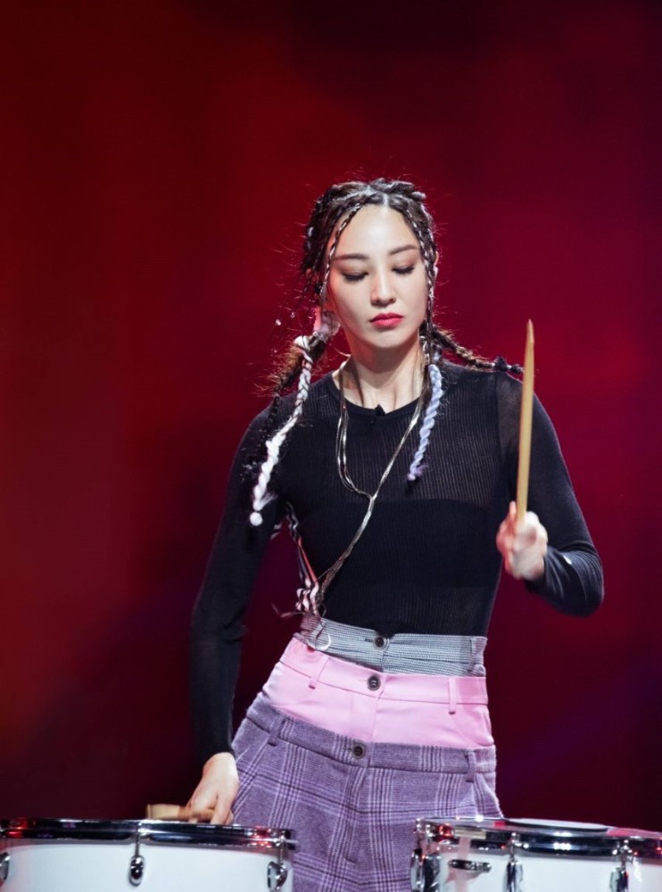 郑希怡|《乘风破浪》五公：郑希怡打鼓，郁可唯超帅！黄圣依造型厉害了